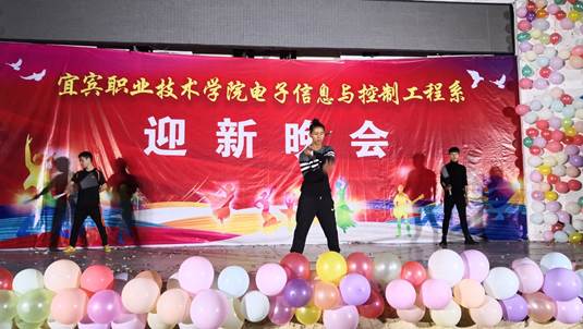 说明:F:\2018年秋\新闻报道\20181118迎新晚会\IMG_20181118_195034.jpg