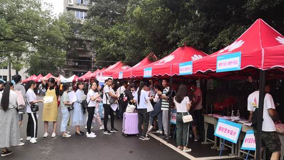 说明:F:\2019年秋\新闻报道\20190906新生接待\IMG_20190904_130241.jpg